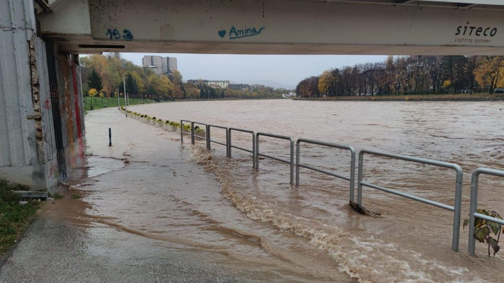 Rijeka bosna teče i preko glavnog šetališta u Zenici